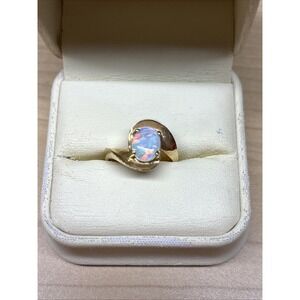 10k Yellow Gold Opal Ring. Size 7